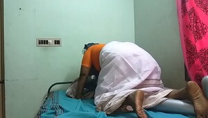 Adultdesi aunty in saree boobs press