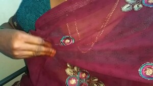 Tamil aunty boobs press in saree